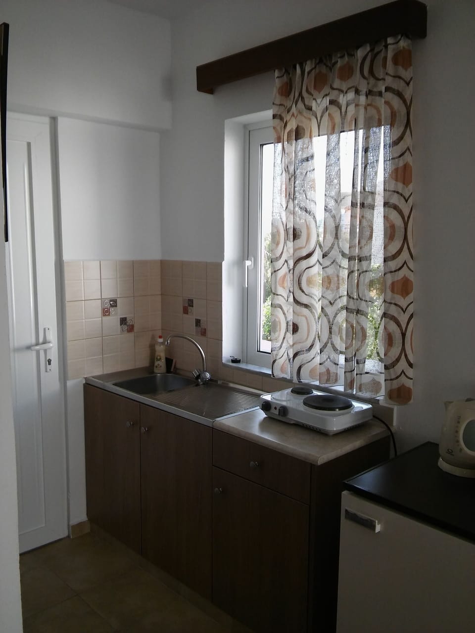 Studio, Balcony | Private kitchenette | Fridge, stovetop, coffee/tea maker, electric kettle