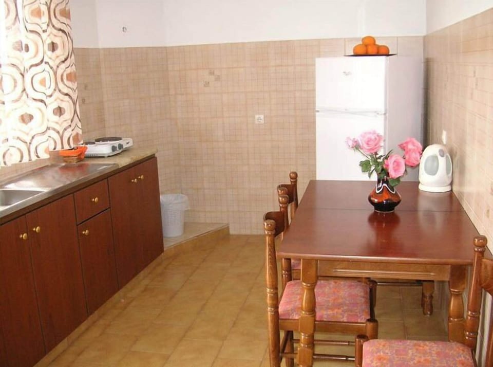 Fridge, stovetop, coffee/tea maker, electric kettle