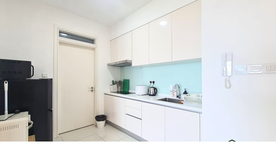 Deluxe Suite, Balcony, Mountain View | Private kitchen | Fridge, microwave, stovetop, highchair