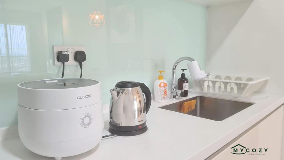 Deluxe Suite, Balcony, Mountain View | Private kitchen | Fridge, microwave, stovetop, highchair