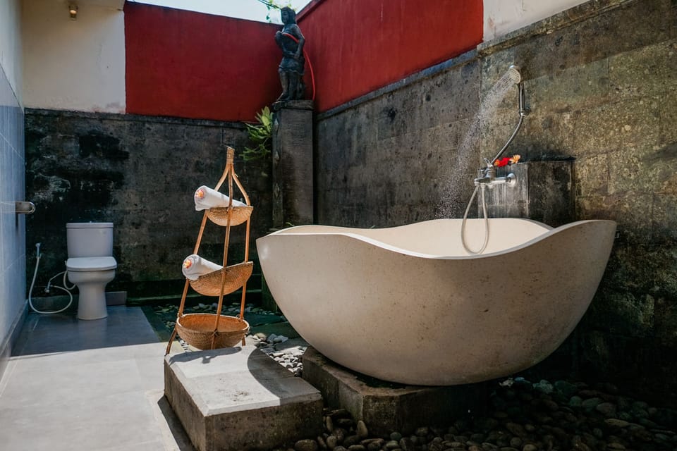 Deluxe Villa, 1 Bedroom | Bathroom | Combined shower/tub, free toiletries, hair dryer, bathrobes