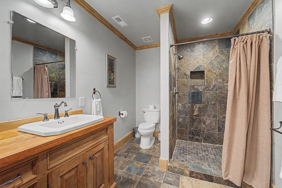 Hot Tub, Pool Table! Luxury Log Cabin in Franklin Cottage in North Carolina