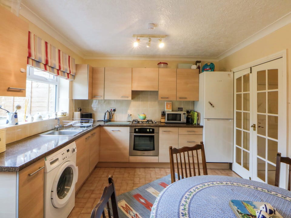 Cottage | Private kitchen | Dishwasher, cookware/dishes/utensils