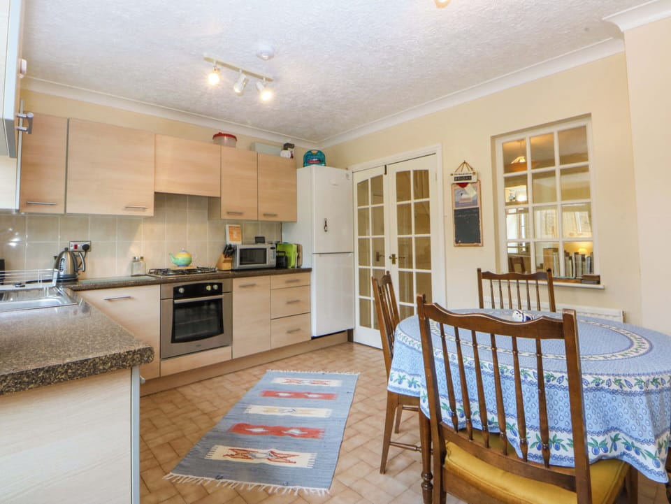 Cottage | Private kitchen | Dishwasher, cookware/dishes/utensils