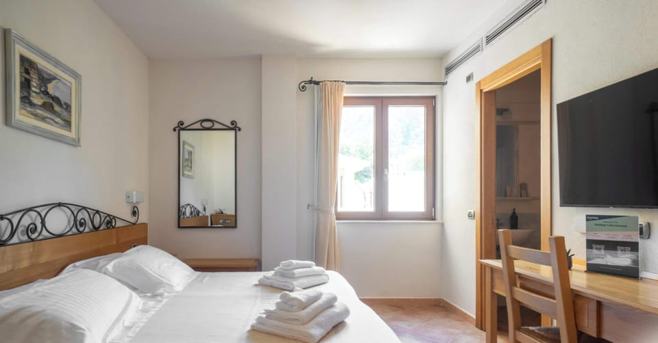 Comfort Double or Twin Room | In-room safe, WiFi (free)