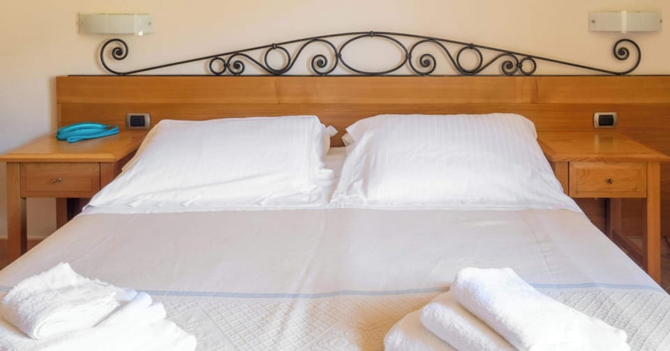 Comfort Double or Twin Room | In-room safe, WiFi (free)