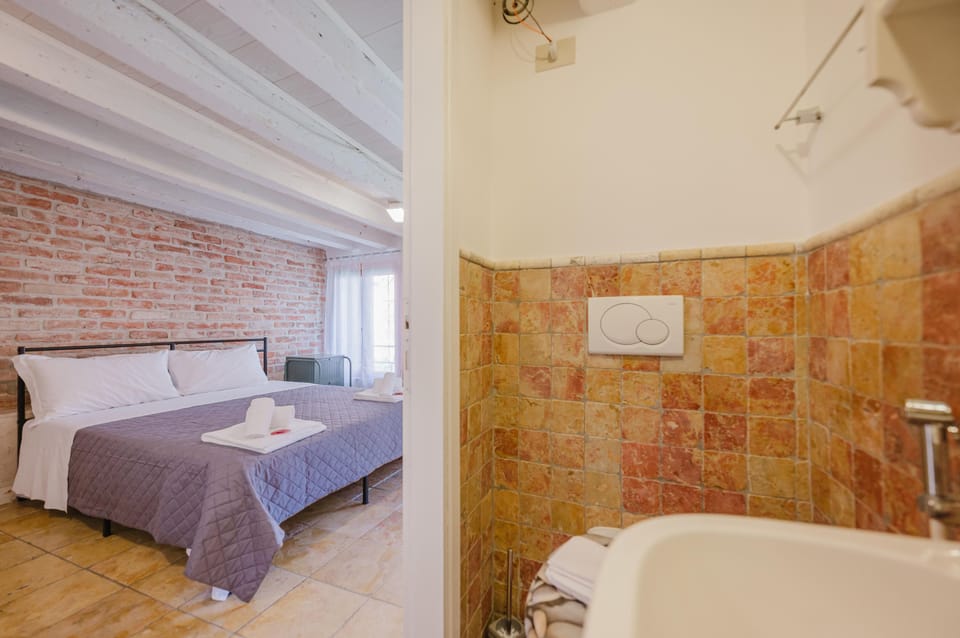 Room, Courtyard View | Bathroom