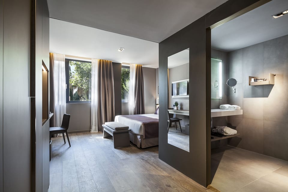 Premium bedding, down comforters, minibar, in-room safe
