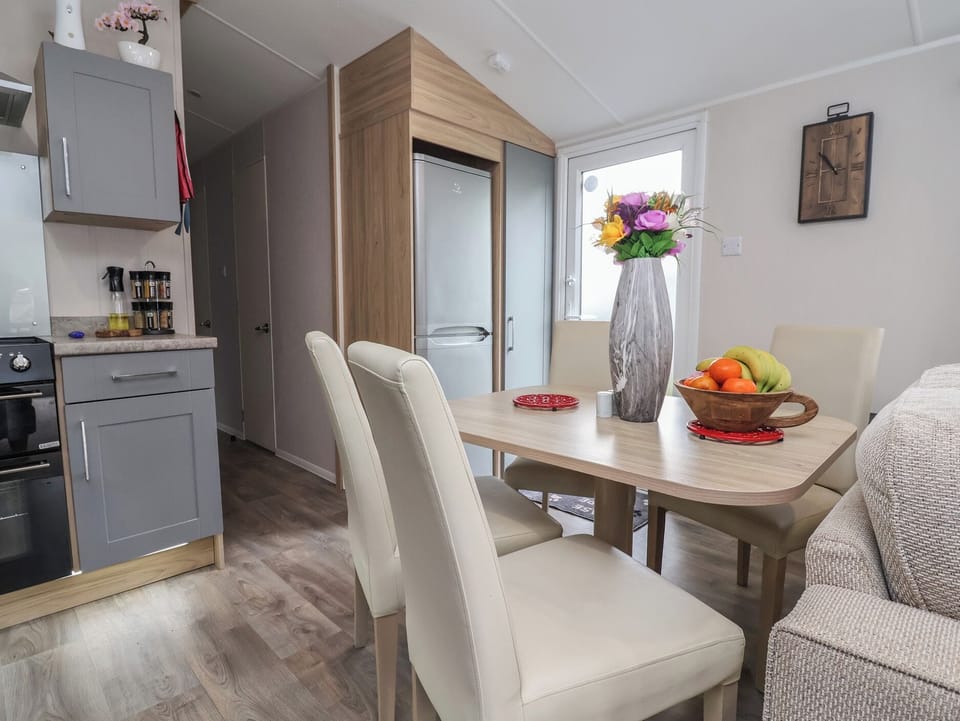 Cottage | Dining