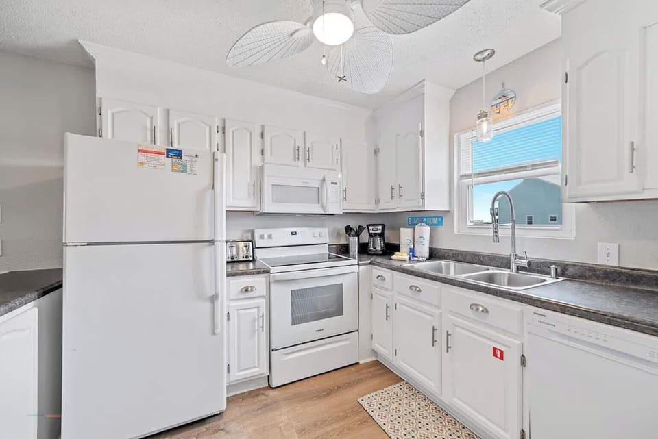 Condo, 2 Queen Beds (Sunrise Village 105) | Private kitchen