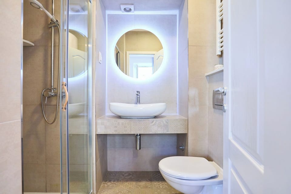 Studio (1 Bedroom) | Bathroom | Shower