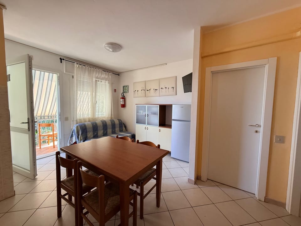 Apartment, 2 Bedrooms, Balcony, Garden View | Dining room