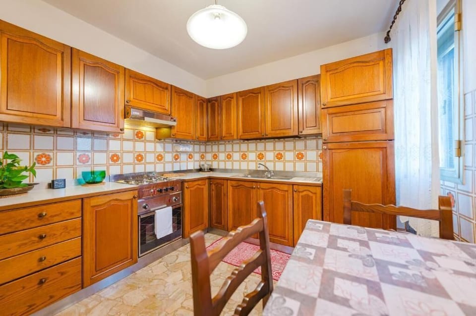 Superior Apartment, City View | Private kitchen | Fridge, oven, stovetop, cookware/dishes/utensils
