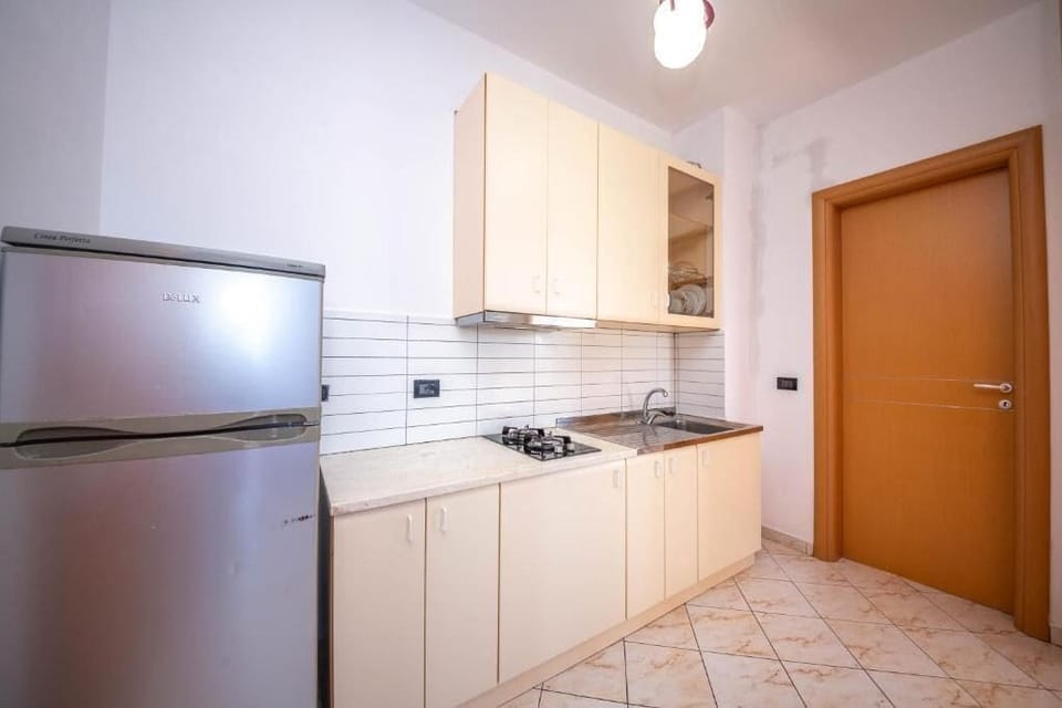 Comfort Studio Suite | Private kitchen | Full-size fridge, stovetop