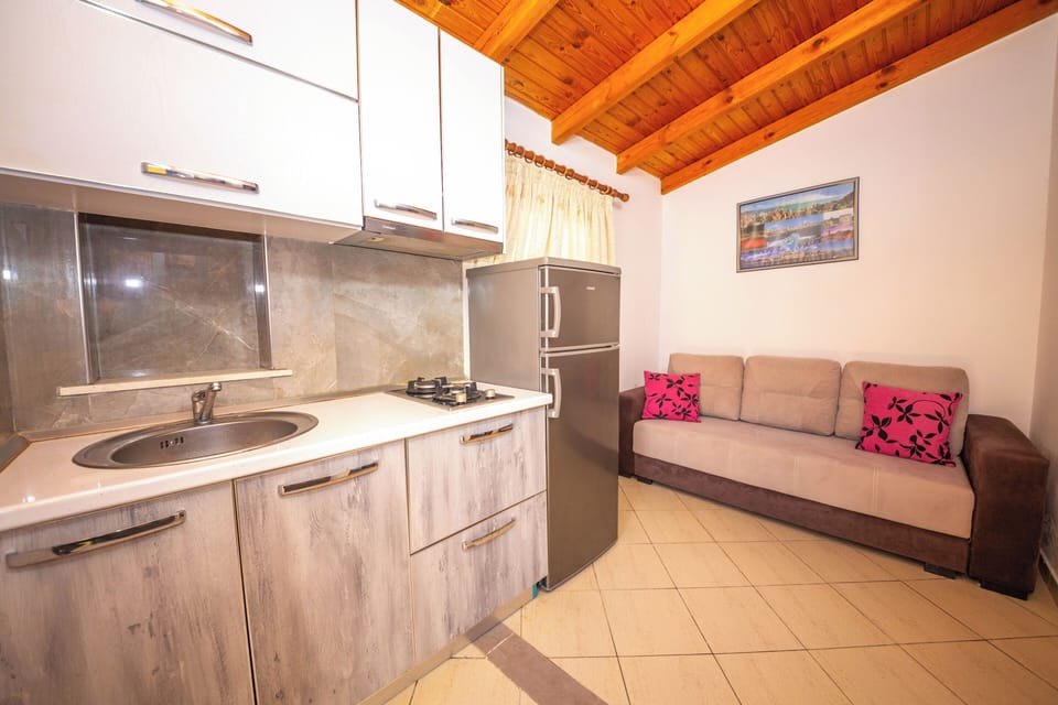 Comfort Bungalow, Balcony | Private kitchen | Full-size fridge, stovetop