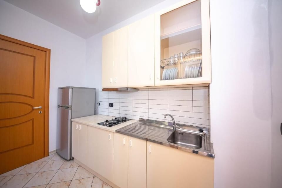 Comfort Studio Suite | Private kitchen | Full-size fridge, stovetop