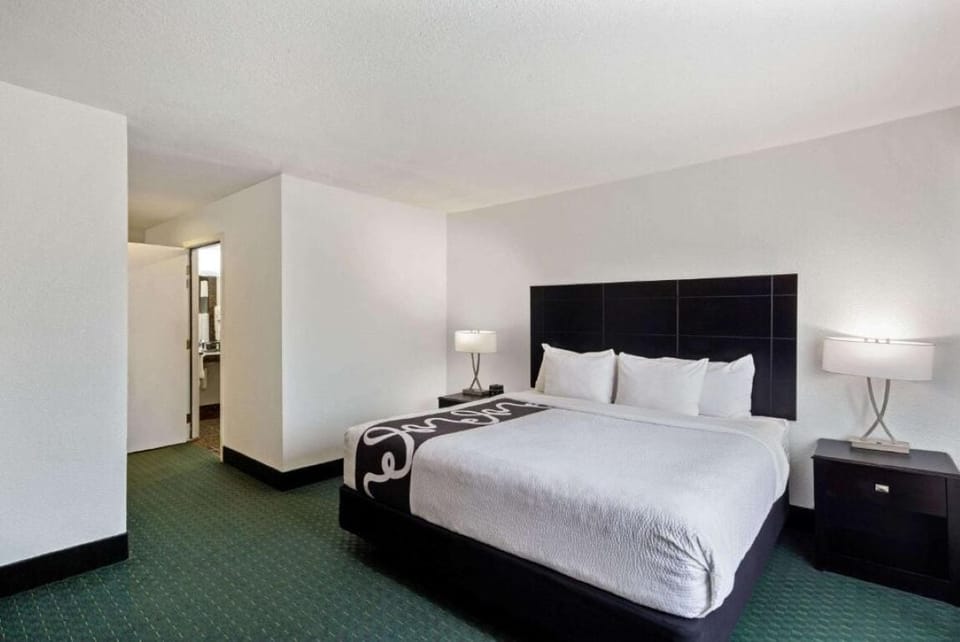 Standard Single Room, 1 King Bed, Accessible, Non Smoking | Free WiFi