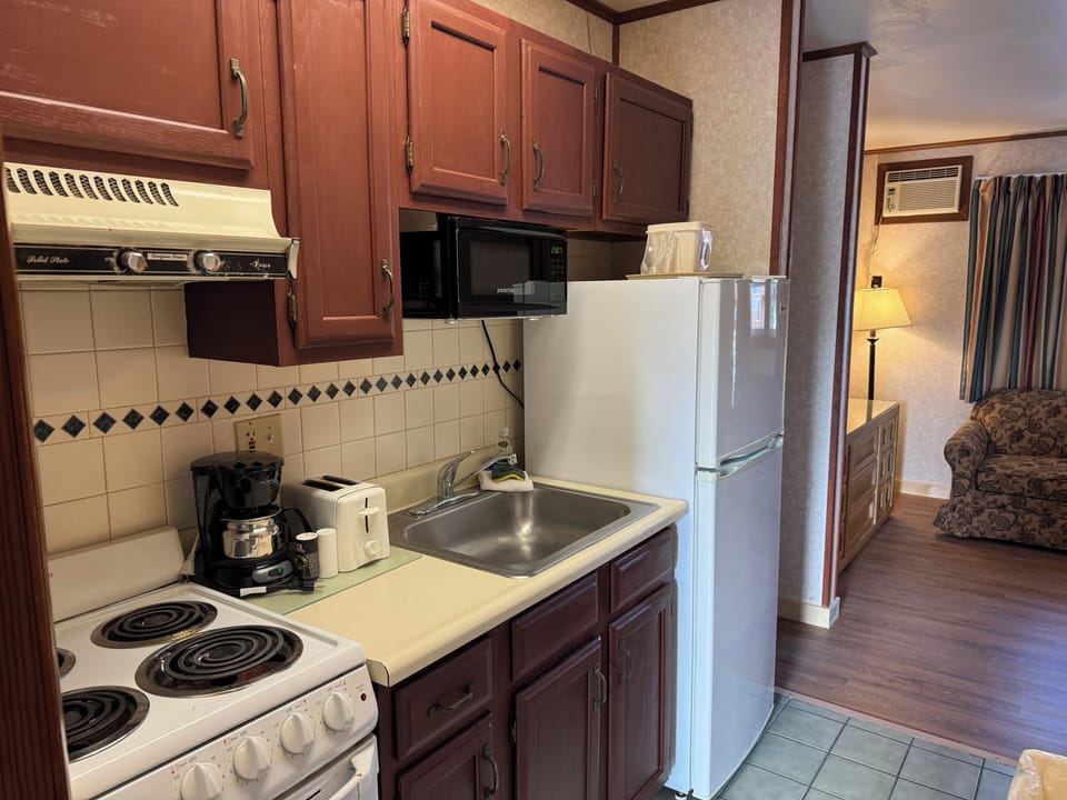 2 Queen Beds | Non-Smoking, Kitchen | Private kitchen | Microwave, coffee/tea maker