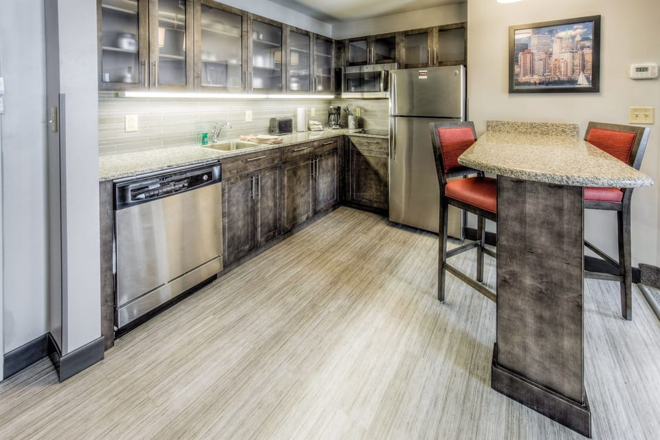 Full-size fridge, microwave, stovetop, coffee/tea maker