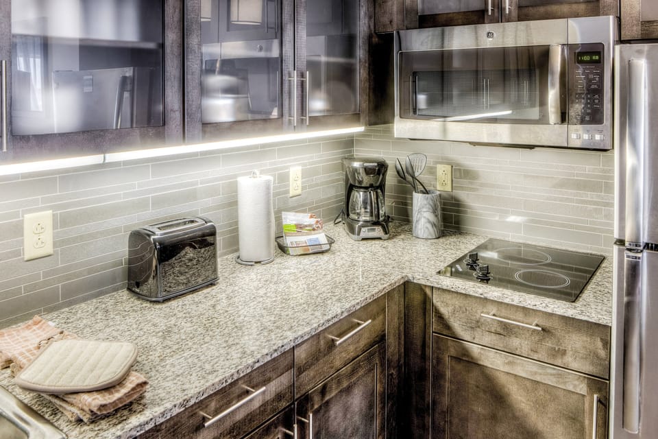 Full-size fridge, microwave, stovetop, coffee/tea maker