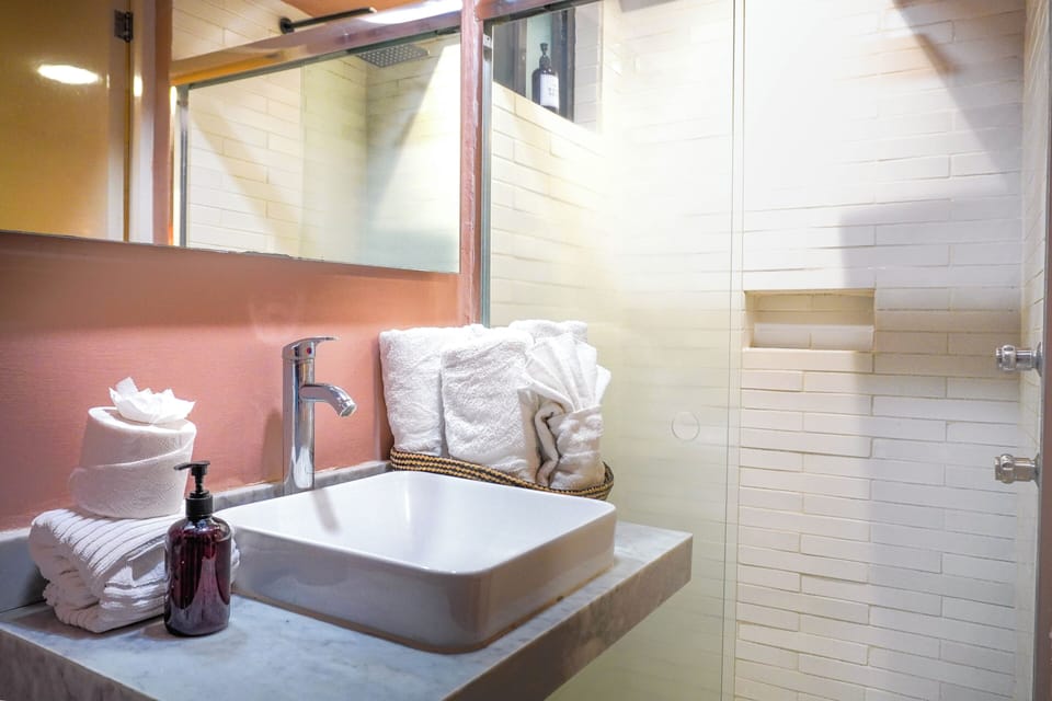 Deluxe Quadruple Room | Bathroom | Shower, towels, soap, shampoo