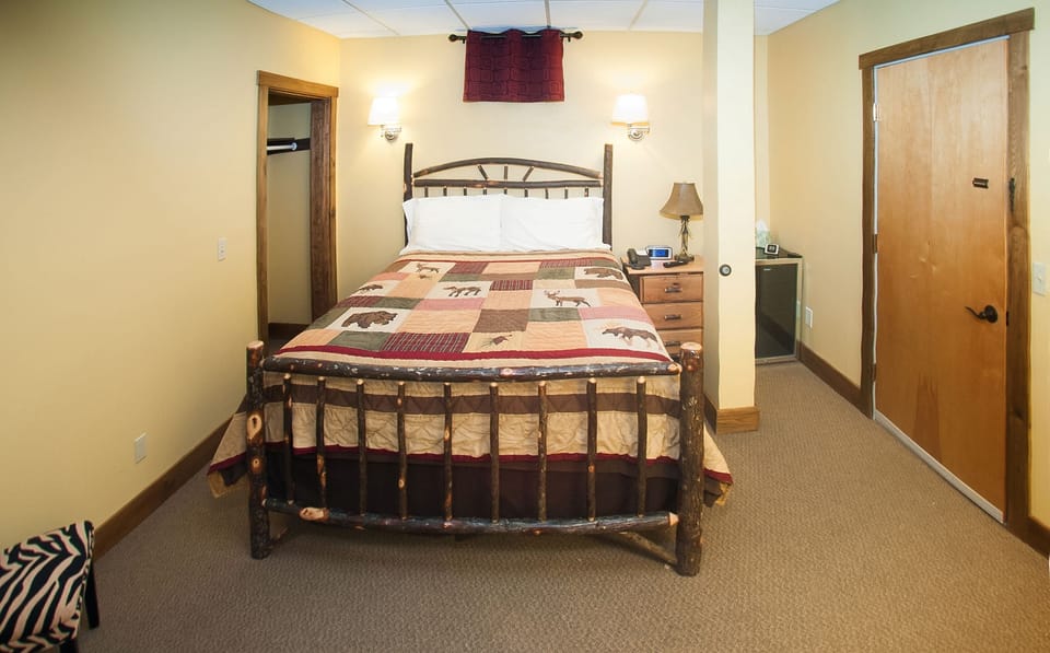 Iron/ironing board, WiFi (free), bed sheets