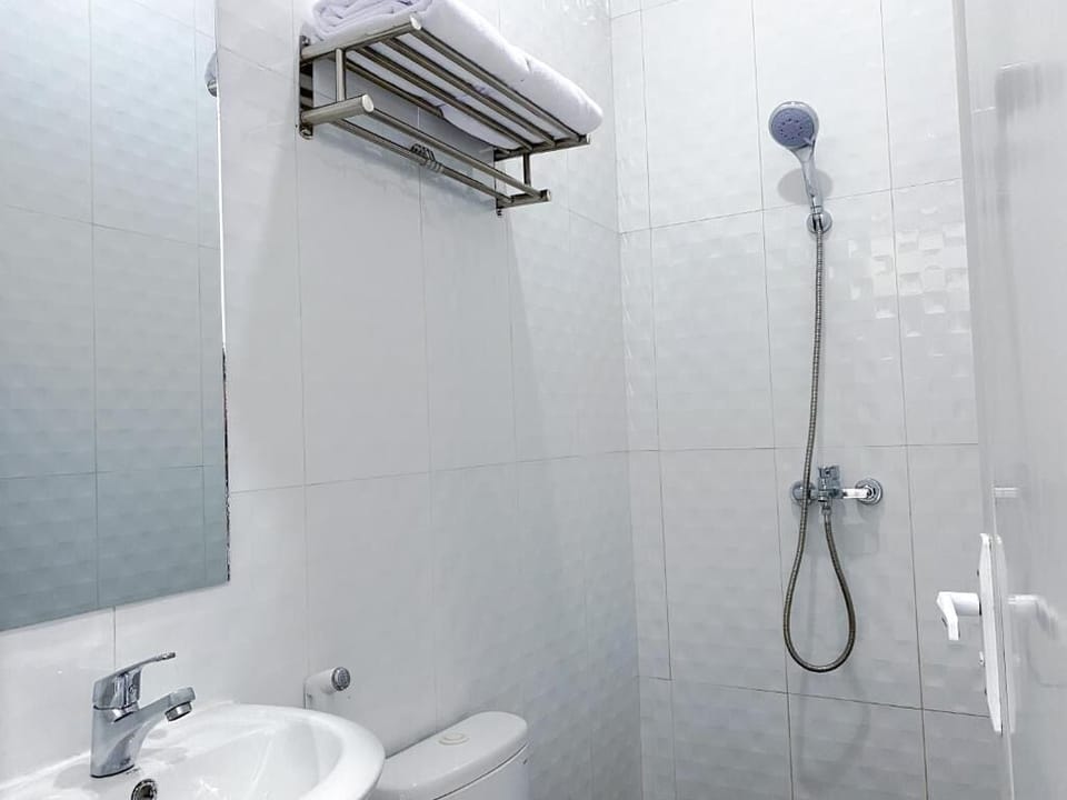 Superior Double Room | Bathroom | Shower, free toiletries, bidet, towels