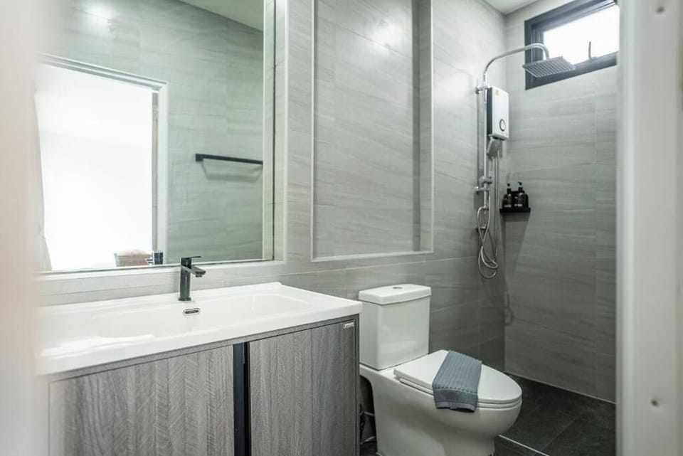 Deluxe Double Room, Balcony, Garden View | Bathroom | Shower, towels