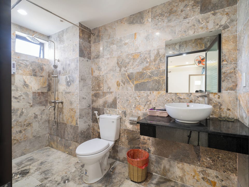 Standard Double Room | Bathroom | Shower, bidet, towels, soap