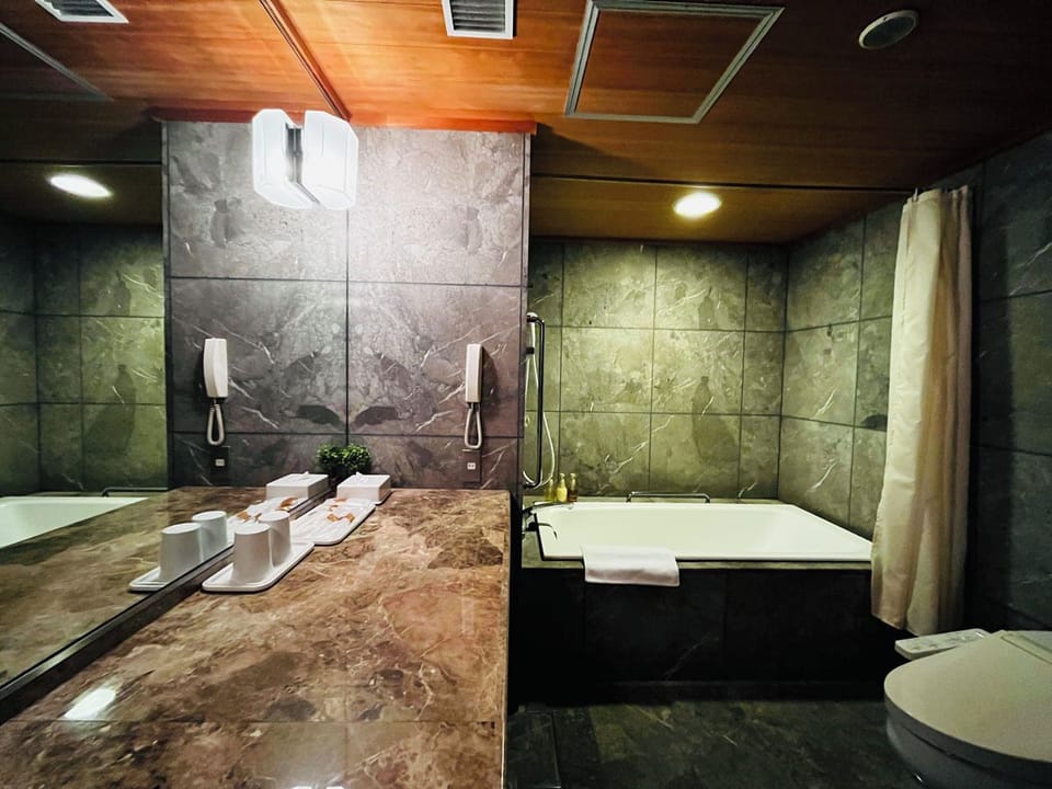 Deluxe Room, Non Smoking (Suite) | Bathroom