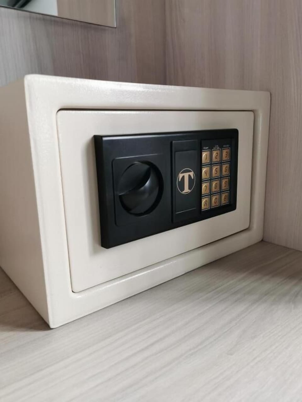 In-room safe, blackout drapes, free WiFi
