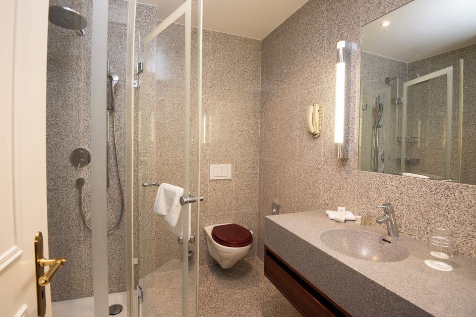 Basic Room, Courtyard View | Bathroom | Hair dryer, towels, soap, shampoo