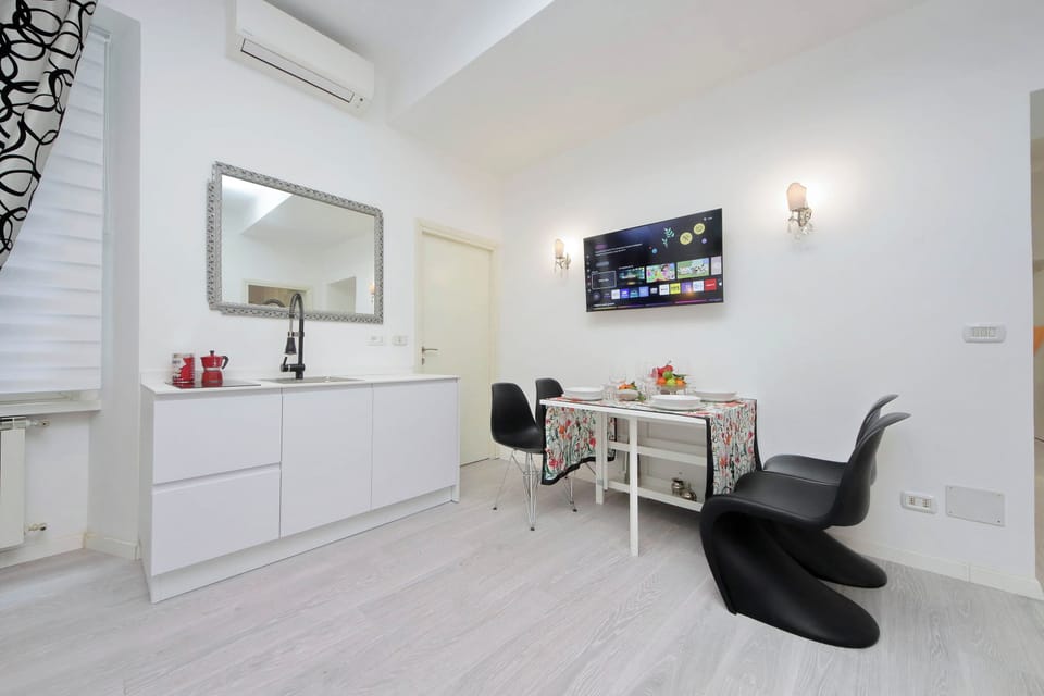 Apartment, 2 Bedrooms | Dining