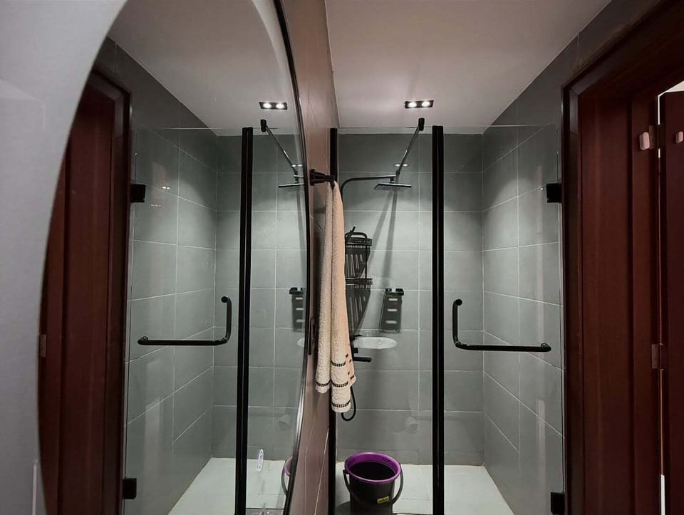 Deluxe Room, Balcony, City View | Bathroom | Free toiletries, towels, soap, shampoo