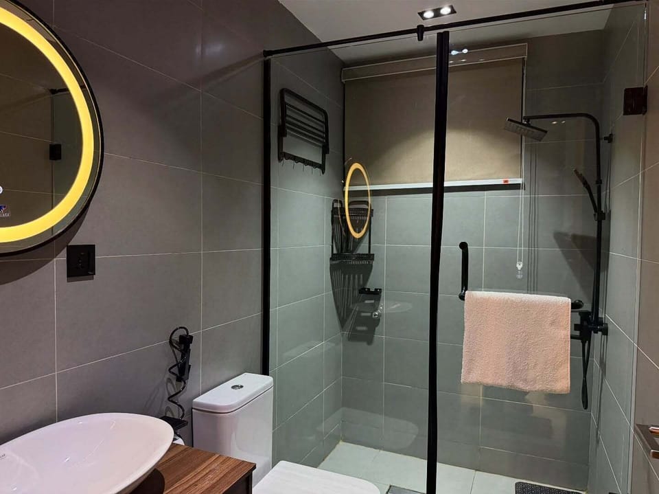 Deluxe Room, Balcony, City View | Bathroom | Free toiletries, towels, soap, shampoo