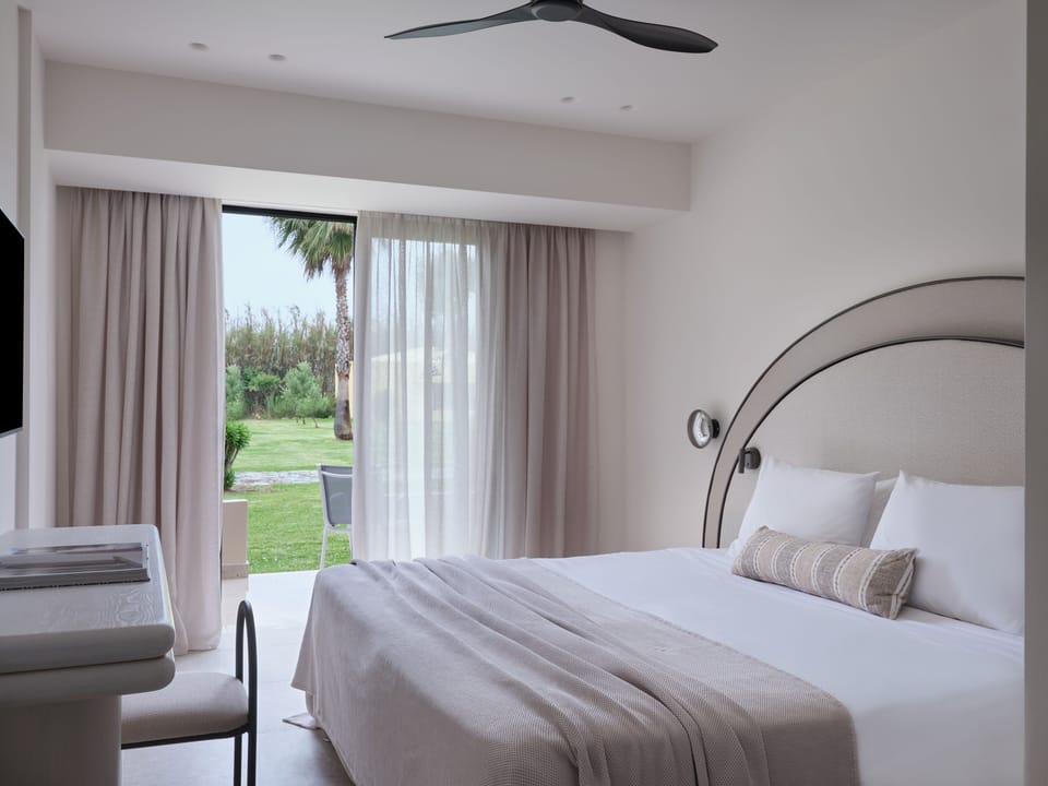 Family Room Inland view | Desk, free WiFi, bed sheets