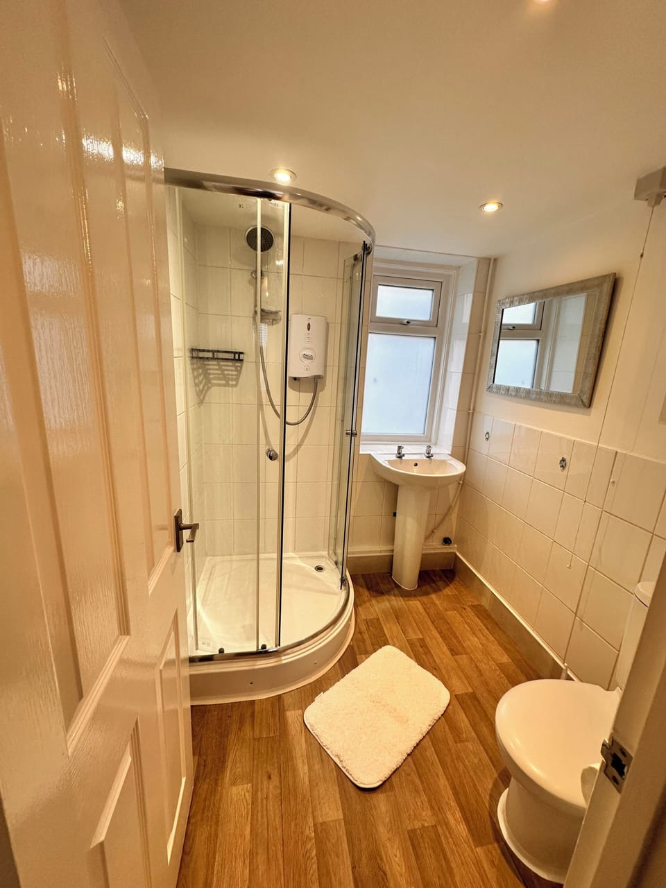 Double Room, Private Bathroom | Bathroom | Shower, hair dryer, towels, toilet paper