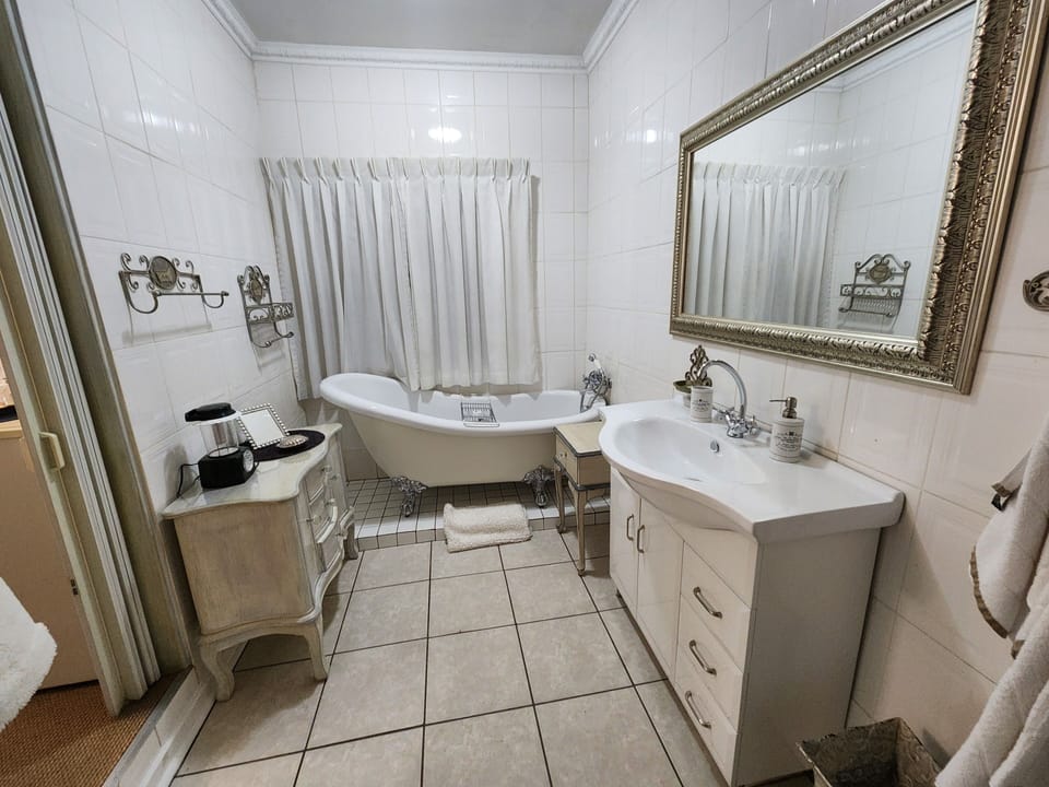 Deluxe Double or Twin Room, Non Smoking | Bathroom | Hair dryer, towels, soap, shampoo