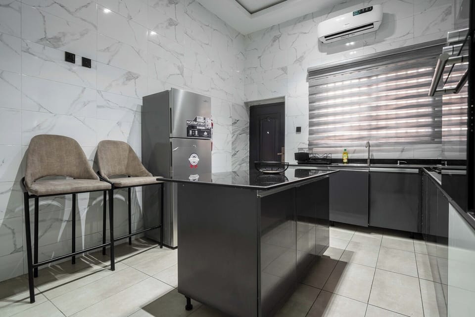 Deluxe Apartment, Balcony, City View | Private kitchen | Fridge, microwave, oven, stovetop