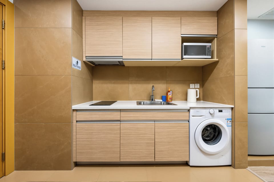 Superior Twin Room, City View | Private kitchen | Fridge, microwave, stovetop, cookware/dishes/utensils