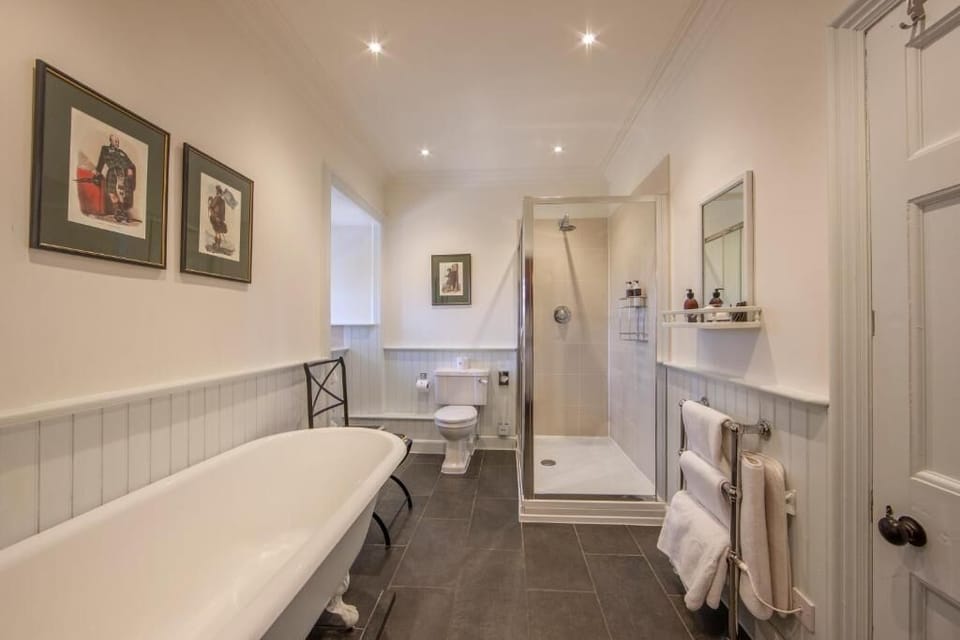 Superior Double Room, Lake View | Bathroom | Slippers