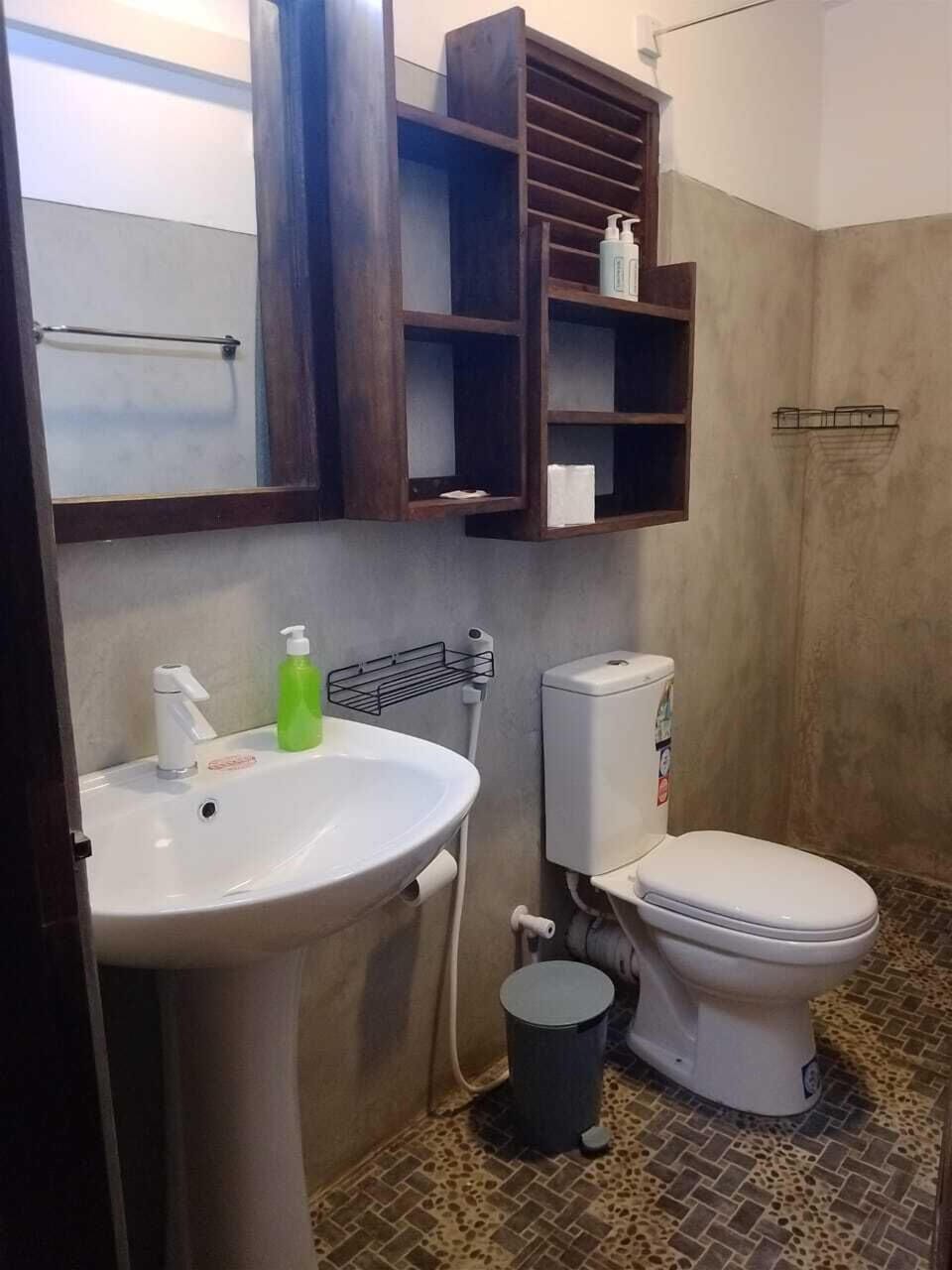 Shower, free toiletries, hair dryer, bidet