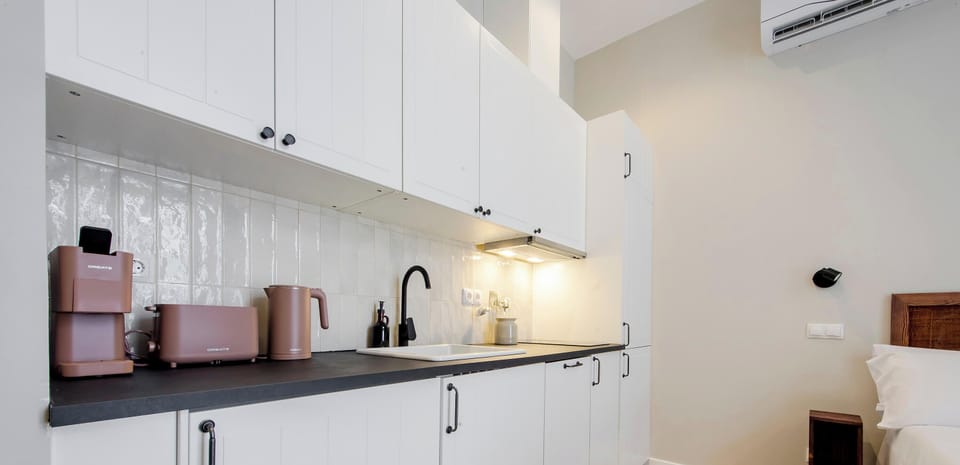 Studio Suite, Courtyard View | Private kitchen | Fridge, microwave, stovetop, dishwasher