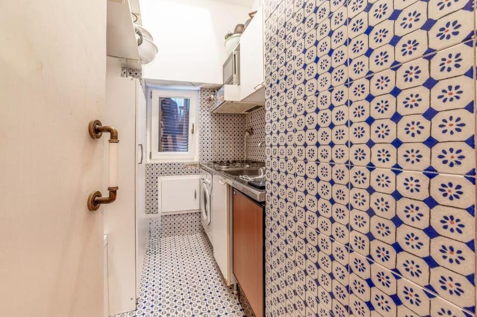 Deluxe Apartment | Private kitchen | Fridge, microwave, stovetop, cookware/dishes/utensils