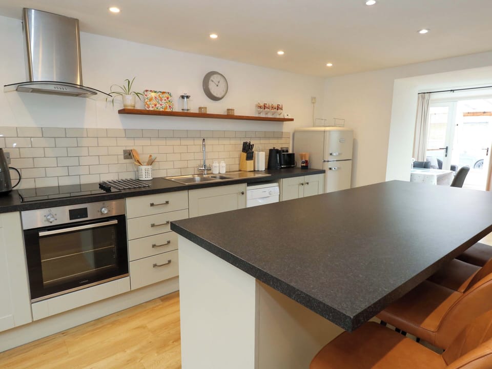 Cottage | Private kitchen | Fridge, microwave, dishwasher, cookware/dishes/utensils
