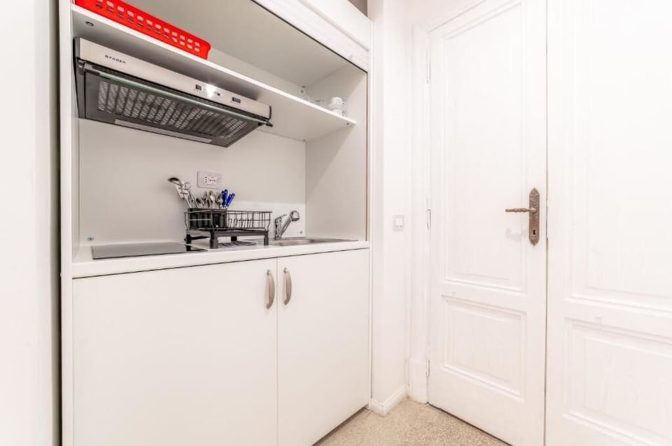 Apartment | Private kitchen | Fridge, stovetop, dining tables