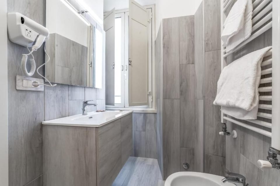 Apartment | Bathroom | Free toiletries, hair dryer, bidet, towels
