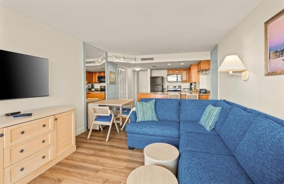 Standard Condo, 1 King Bed with Sofa bed, Balcony | Living area