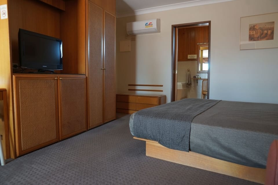 Premium bedding, in-room safe, desk, iron/ironing board