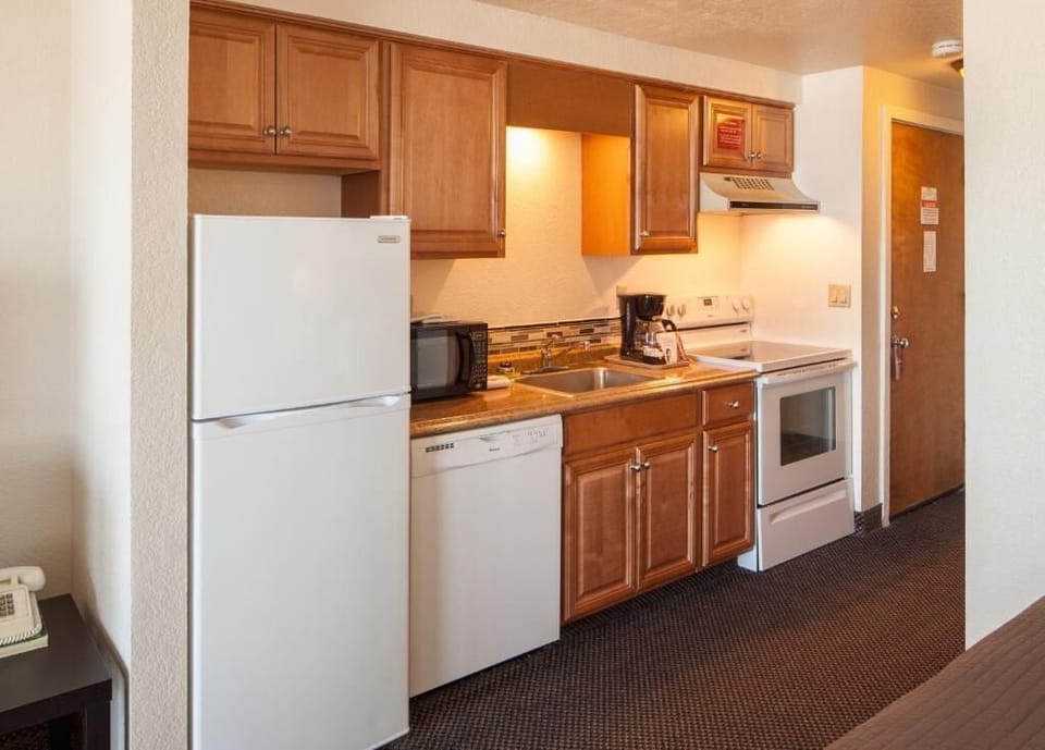 Oceanfront Suite - Pet Friendly | Private kitchen